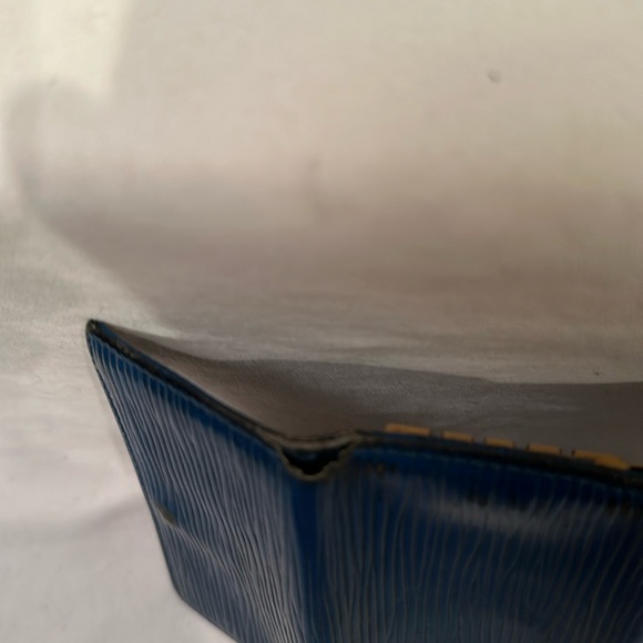 Louis Vuitton epi blue 4 key chain - Picture 8 of 9